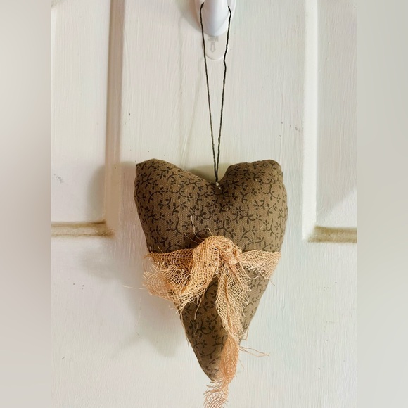 *Primitive Stuffed Floral Heart Ornament - Picture 7 of 14